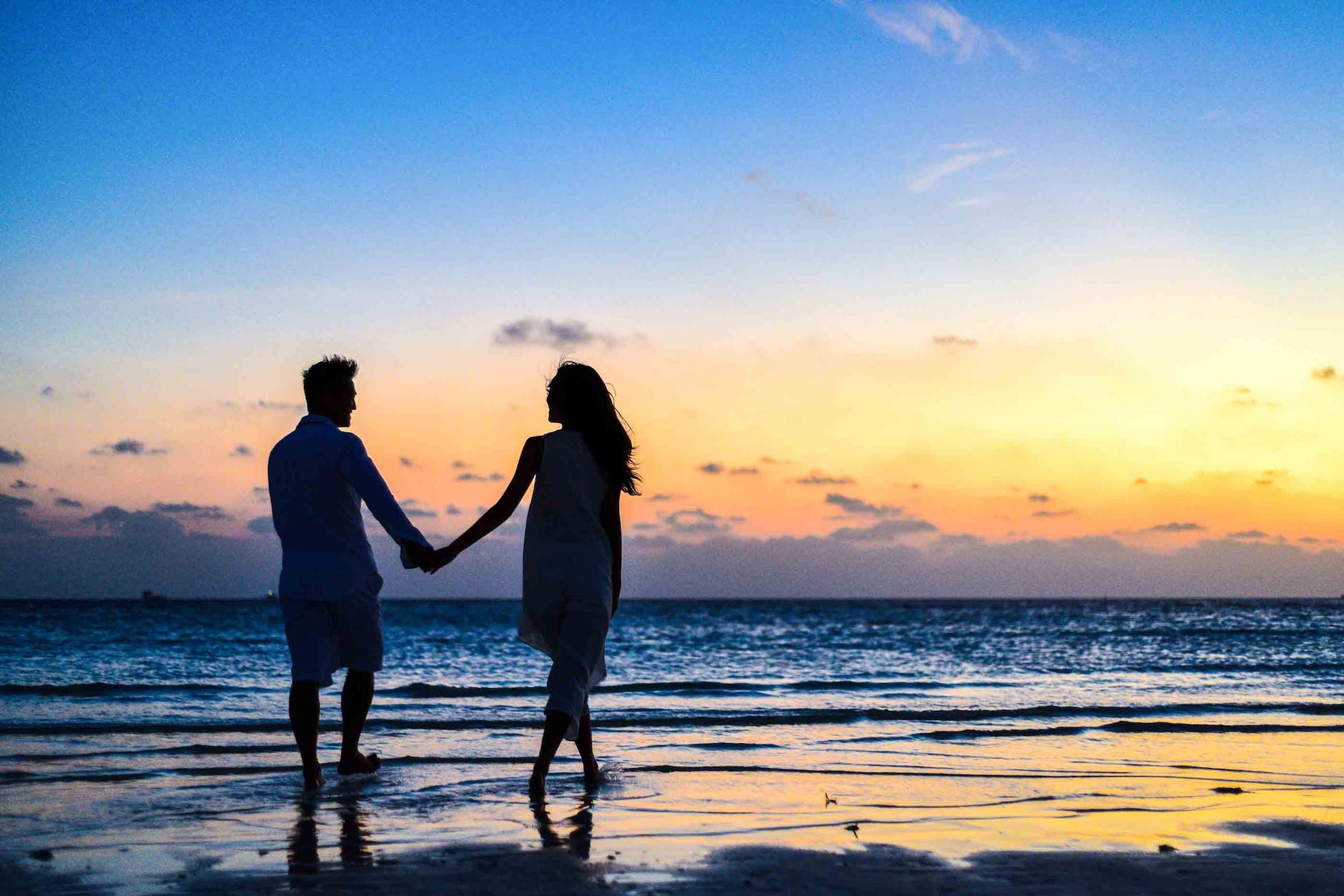 Matchmaking for divorcees couple walking on a beach holding hands